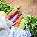 Gemüse im Stoffbeutel © Shutterstock / Poring Studio